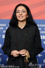 《阿曼尼亚》发布会 女星Aylin Tezel 红裙俏丽(图)