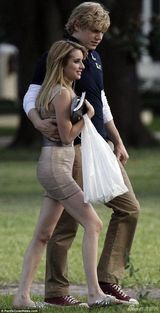 组图：罗伯茨侄女打男友获释后扫货 为粉丝签名