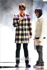 组图：Rain复出舞台彩排 耍帅卖萌魅力不减