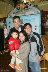 组图：陈豪心急挑选礼物 与女友预祝首个情人节