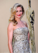 高清图：奥斯卡红毯 卡梅隆-迪亚兹金裙映衬小金人