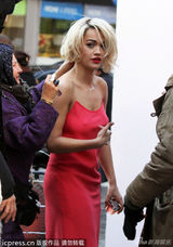 组图：丽塔欧拉低胸红裙半球外露摆Pose