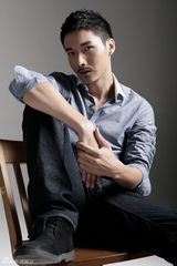 组图：李泰全新写真 尽展轻熟绅士魅力