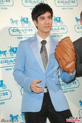 组图：王力宏西装亮相代言阳光俊朗