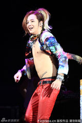 组图：张根硕开唱半裸露点 粉丝着比基尼狂欢