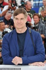 高清图：《无法安宁》发布会 米娅自带相机玩拍照