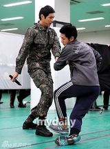 组图：SJ利特演歌舞剧激动飙泪 池贤宇亮相