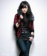 幻灯图集：阿娇时尚代言 扮酷女发丝凌乱表情冷漠 