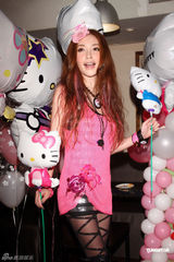 组图：许维恩开唱秀恩爱 吴亚馨送花篮力挺