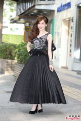 组图：王心凌冒低温穿露肩礼服 明年办live音乐会