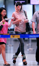 组图：全智贤金慧秀赴香港拍新片 任达华将加盟