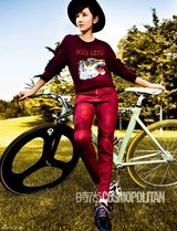 组图：唐艺昕秋日写真俏皮可人化身轻熟甜心