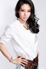 组图：刘思彤新写真展酷帅本色 白衫显洒脱气质