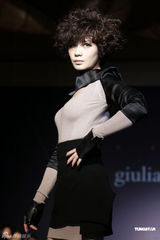 组图：贾静雯低胸V领衫香艳亮相 大秀迷人乳沟