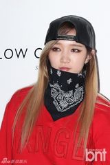 组图：韩团missA&BlockB成员出席品牌时装展