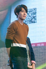 组图：金宇彬见面会展歌喉 穿围裙做料理