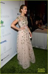 组图：阿尔芭裸色裙娇俏亮相 妮可-里奇露背秀纹身