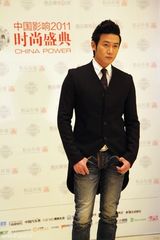 组图：陆毅潮范儿亮相盛典 新年斩获大奖作礼物