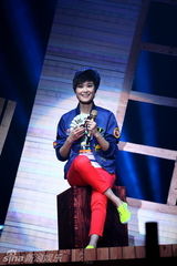 组图：李宇春深圳开唱High翻全场