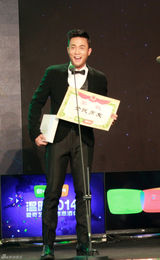 组图：杜淳黑西装绅士复古发型获全民男友奖