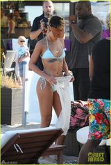 组图：蕾哈娜比基尼度假大秀八字奶翘臀傲人