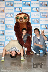 组图：金成柱携儿子出席《克鲁德一家》试映会