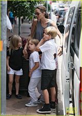 组图：朱莉带孩子逛书店 一家人牵手过街显温馨