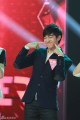 组图：快男严禹豪放弃复活赛 台上卖萌电力足