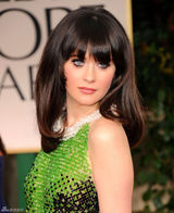 高清图：金球奖红毯佐伊-丹斯切尔绿色礼服亮相