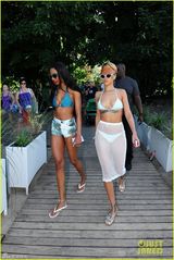 组图：蕾哈娜比基尼度假大秀八字奶翘臀傲人