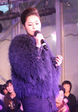 组图：阿娇杭州走穴现粗壮大腿 献唱表情显生涩