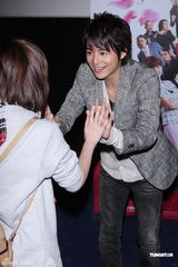 组图：小池彻平见面会门票秒杀 与粉丝击掌同乐