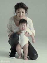 组图：陈慧琳收长子礼物感动 幼子大眼肉脸嘟嘟