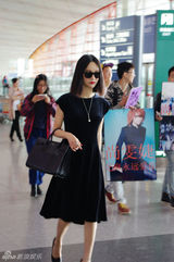 组图：尚雯婕黑超现身机场 脚踩恨天高将赴巴黎