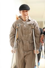 黄晓明拄拐探望雅安熊猫宝宝 开心同啃竹子(图)