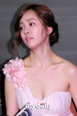 组图：金明敏《名侦探》试映 韩智敏粉裙低胸抢镜