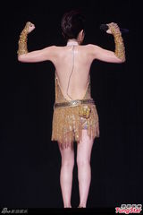 组图：Selina延迟造人 Ella挤胸性感舞老公最爱