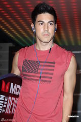 组图：吴建豪戴黑钻耳机压轴走秀 空运礼物表孝心