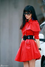 组图：徐立红色风衣街拍秀都市女人风范