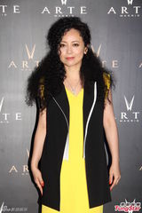 组图：邓萃雯爆炸头走秀 陈法蓉向海岚同场