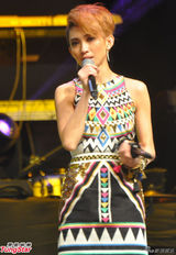 组图：戴佩妮马来西亚获传媒大奖喜极而泣