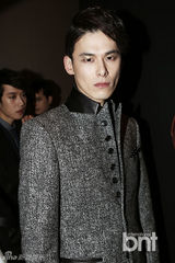 组图：韩星金宇彬郑京浩等献华丽T台秀