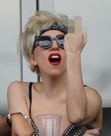 幻灯图：Lady gaga铆钉装看棒球赛 不满球员竖中指