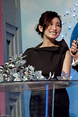 组图：秦海璐压轴慈善晚宴红毯 泪洒晚会现场