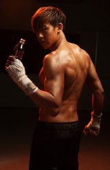 组图：2PM成员尼坤(Nichkhun)拍广告 变身泰拳选手