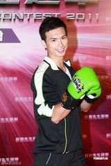 组图：2011香港先生开始报名 司仪吕慧仪亲近男色