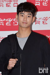 组图：baby俏丽赴韩会金秀贤 嘟嘴甜笑抛媚眼