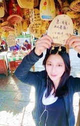 幻灯图：熊乃瑾丽江写真素颜出镜 宛若山水精灵