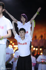 组图：雅安断腿舞蹈老师志愿者亮相 回应质疑