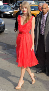 高清图：年度女人音乐奖泰勒-斯威夫特红裙美艳